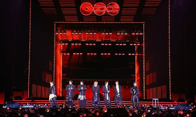 방탄소년단(BTS)이 21일 서울 광화문광장에서 'BTS 컴백 라이브: 아리랑' 발매 기념 컴백 공연을 하고 있다. 빅히트 뮤직·넷플릭스 제공