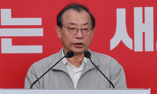 국민의힘 이정현 공천관리위원장이 22일 서울 영등포구 여의도 중앙당사에서 대구시장 후보와 관련해 브리핑하고 있다. 이 위원장은 이날 주호영·이진숙 예비후보를 컷오프했다고 밝혔다. 연합뉴스