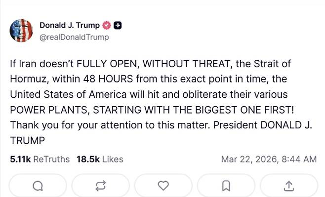 도널드 트럼프 미국 대통령이 21일(현지시간) 트루스소셜에 “48시간 내 호르무즈 해협을 완전히 개방하지 않으면 이란 발전소를 초토화하겠다”는 글을 올리고 있다. 트루스소셜 캡처