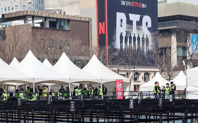 방탄소년단(BTS) 컴백 공연일인 21일 서울 광화문광장 일대가 통제되고 있다. 권욱 기자