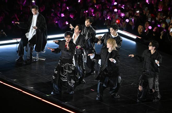 21일 서울 종로구 광화문광장에서 ‘BTS 컴백 라이브: 아리랑’이 열리고 있다. 사진공동취재단
