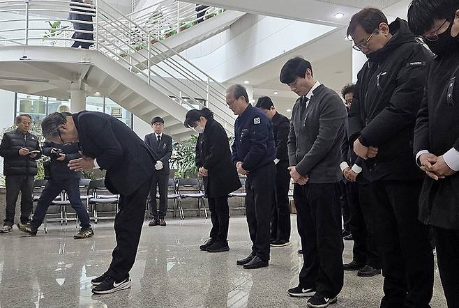손주환 안전공업 대표(왼쪽)와 임직원들이 22일 오전 10시30분 대전시청 1층에 마련된 공장 화재 사망자 합동분향소에서 묵념하고 있다. 뉴스1