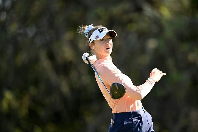 티샷 후 공을 확인하고 있는 넬리 코르다. 사진 제공=AFP연합뉴스