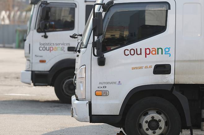 서울 시내의 한 쿠팡 물류센터에 자체 배송 차량이 정차해 있다. 연합뉴스