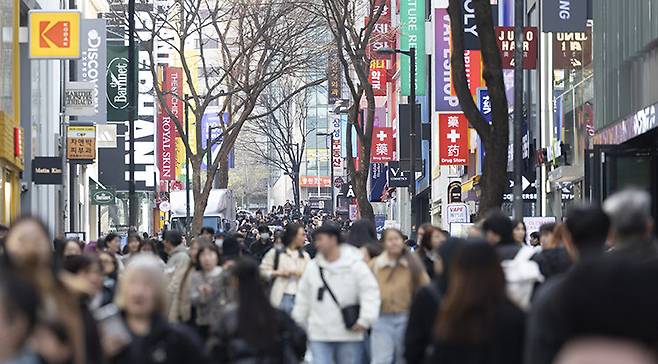 3월 13일 오후 관광객으로 북적이는 서울 명동 거리. 지호영 기자
