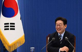 이재명 대통령이 3월 12일 청와대에서 열린 수석보좌관회의에 참석해 웃고 있다. 동아DB