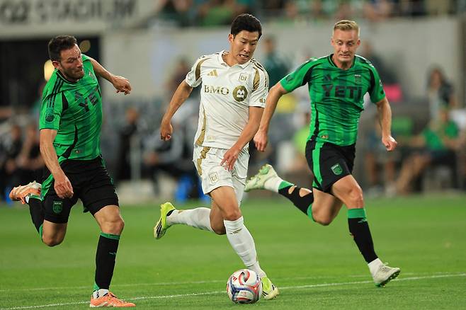 손흥민이 22일 미국 텍사스주 오스틴의 Q2 스타디움에서 열린 오스틴과 2026 미국 메이저리그사커 5라운드 경기에서 드리블하고 있다. 오스틴 | AFP연합뉴스