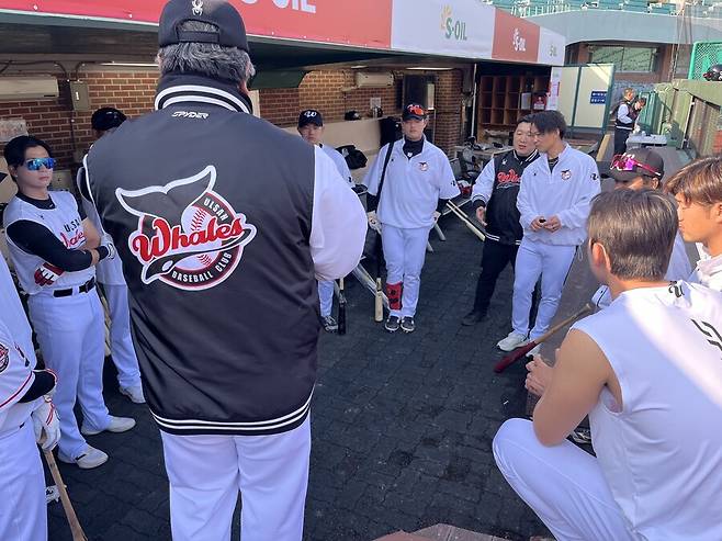 ▲ 울산 웨일즈 외국인 투수 고바야시 주이가 경기 후 소집한 내야진 미팅 모습 ⓒ울산 웨일즈