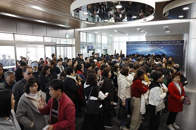 경기장 입장을 위해 줄을 선 관중들. ⓒKTTP