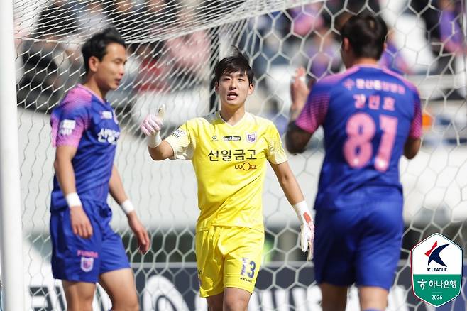 김민승(가운데)이 경기 중 수비수들과 이야기하고 있다. /사진=한국프로축구연맹 제공