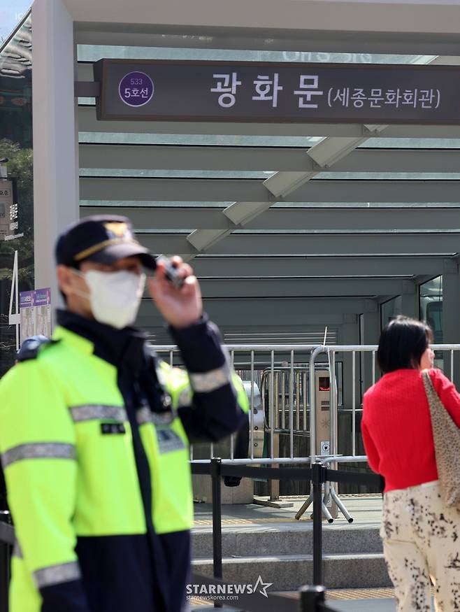 (서울=뉴스1) 박지혜 기자 = 방탄소년단(BTS) 컴백 공연일인 21일 서울 광화문역 출입구가 통제되고 있다. 이날 5호선 광화문역은 오후 2∼10시, 3호선 경복궁역과 1·2호선 시청역은 오후 3∼10시 무정차 통과한다. 지하철을 이용하려면 근처 역으로 이동해야 한다. 2026.3.21/뉴스1 Copyright (C) 뉴스1. All rights reserved. 무단 전재 및 재배포, AI학습 이용 금지. /사진=(서울=뉴스1) 박지혜 기자