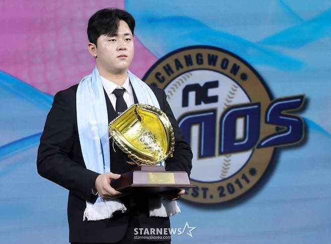 김형준이 지난해 '2025 컴투스프로야구 리얼글러브 어워드(Real Glove Award)'에서 포수 부문 리얼글러브상 수상하고 있다. /사진=김진경 대기자
