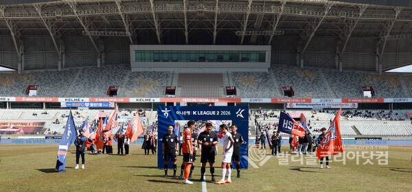 K리그2, 화성FC-용인FC 주장과 심판을 코인 토스를 한 후 기념촬영을 하는 모습...뒷편 관중석은 텅빈 모습.2026.03.22.