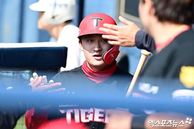 21일 오후 서울 송파구 잠실야구장에서 열린 '2026 신한 SOL Bank KBO리그 시범경기' KIA 타이거즈와 두산 베어스의 경기, 3회초 2사 KIA 윤도현이 두산 선발투수 최승용 상대로 솔로 홈런을 때려낸 뒤 더그아웃에서 동료들과 하이파이브를 나누고 있다. 잠실, 박지영 기자