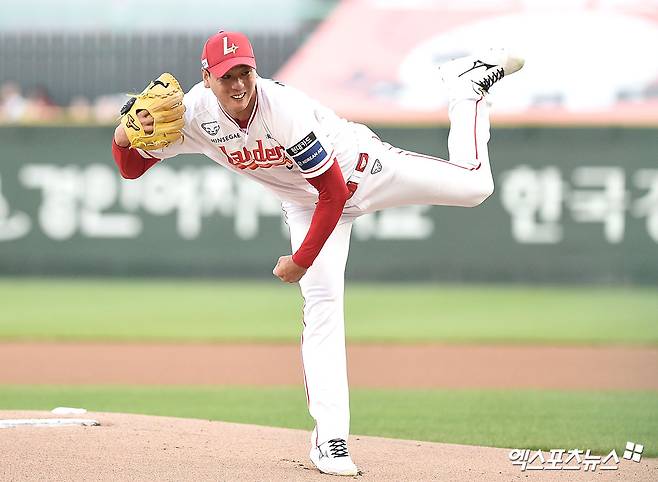 SSG 랜더스 김광현이 3월 말 일본 나고야 소재 병원에서 수술을 받는다. 김광현은 좌측 어깨 후방부위 골극 소견으로 약 2주간 재활 프로그램을 진행했고, 고민 끝에 수술을 결정했다. 엑스포츠뉴스 DB