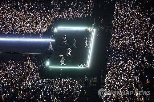 다시 아미들 앞에 선 방탄소년단     (서울=연합뉴스) 그룹 방탄소년단(BTS)이 21일 서울 광화문 광장에서 정규 5집 '아리랑'(ARIRANG) 발매를 기념해 무료 공연 'BTS 컴백 라이브: 아리랑'(BTS THE COMEBACK LIVE｜ARIRANG)을 열고 있다. 2026.3.21 [사진공동취재단]