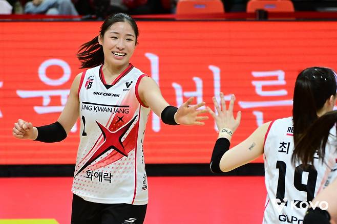 득점 후 하이파이브 하는 정관장의 인쿠시 [한국배구연맹 제공. 재판매 및 DB 금지]