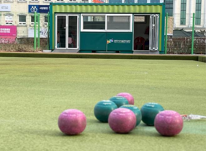 론볼 경기장 옆에 설치된 컨테이너 [촬영 박영서]