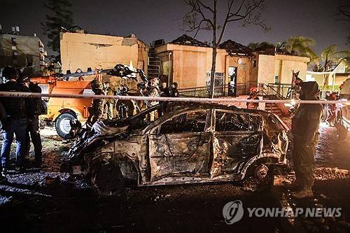 이란이 쏜 미사일이 방공망을 뚫고 떨어진 이스라엘 남부 디모나 [로이터 연합뉴스. 재판매 및 DB 금지]