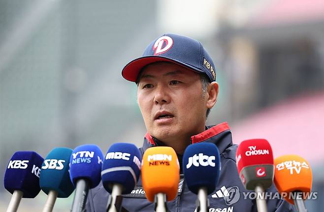 인터뷰하는 김원형 두산 감독 (서울=연합뉴스) 이지은 기자 = 김원형 두산 감독이 15일 서울 잠실야구장에서 열린 프로야구 두산 창단 기념식을 마친 뒤 취재진과 인터뷰하고 있다. 2026.1.15 jieunlee@yna.co.kr