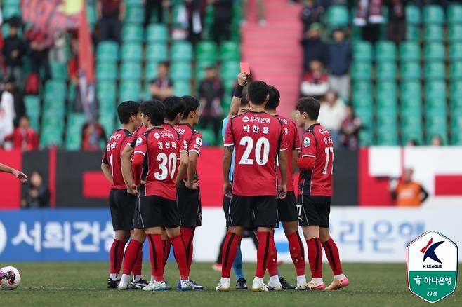 포항 전민광이 퇴장당하는 장면. [한국프로축구연맹 제공. 재판매 및 DB 금지]