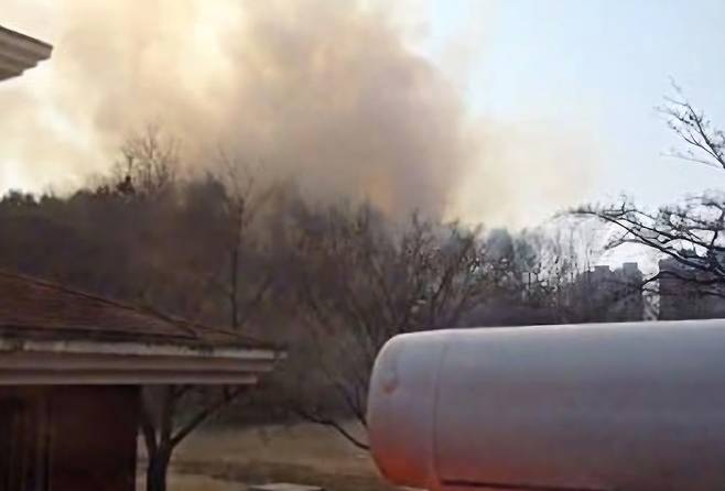 수원 용광사 주변 산불 [경기소방재난본부 제공. 재판매 및 DB 금지]