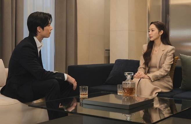 박민영과 위하준이 '세이렌'에서 연기 호흡을 맞추고 있다./사진=tvN