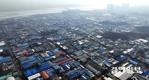 안갯속 반월산단 중동 전쟁으로 호르무즈 해협 봉쇄가 장기화 되며 원유 수급 차질과 가격 상승이 이어지자 안산 반월산업단지 내 석유화학 기업들이 생산 차질을 빚는 등 직격탄을 맞고 있다. 23일 안산시 반월산업단지 일대에 짙은 안개가 끼어 뿌옇게 보이고 있다. 2026.3.23 /최은성기자 ces7198@kyeongin.com