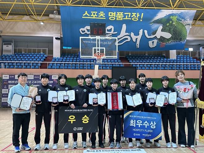 제63회 춘계전국남녀중고농구연맹전 여중부서 28년만에 정상을 탈환한 수원제일중 선수단이 기념촬영을 하고 있다. 사진=수원제일중학교