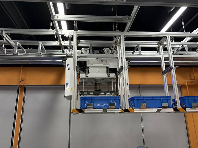 '카이로스' 공장 현장 설치된 천장 레일 자동물류시스템(OHT). (사진=KAIST 제공)