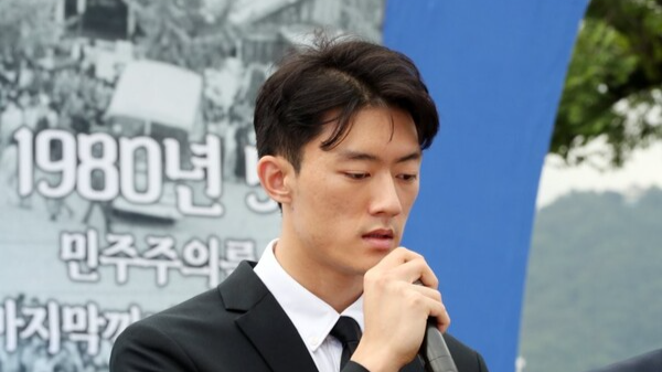 지난 2023년 광주 동구 금남로 일대에서 제43주년 5·18 민주화운동을 기념하는 부활제에서 전직 대통령 전두환씨의 손자 전우원씨가 참석해 오월영령과 시민들에게 사죄하고 있다. 연합뉴스