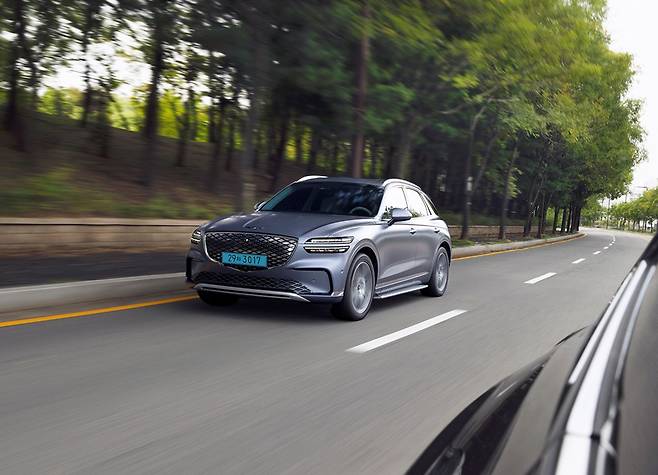 제네시스 브랜드가 고객 편의 사양을 강화하고 선택권을 확대한 연식 변경 모델 ‘2027 GV60’와 ‘2027 GV70 전동화 모델’을 최근 출시하고 본격적인 판매에 돌입했다. 사진은 ‘2027 GV70 전동화 모델’. <현대자동차그룹 제공>