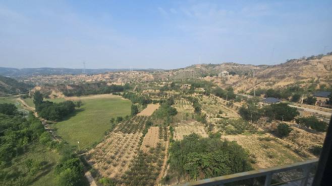 중국 서안에서 연안으로 이동하는 황토고원 산맥.서안은 임시정부 군대인 한국광복군 탄생지로 광복군총사령부, 광복군 제2지대 본부, 광복군의 전신인 한국청년전지공작대 본부 등 광복군 항일무장투쟁 흔적들이 곳곳에 남아있다. 서안/김성빈 기자 ksb@namdonews.com