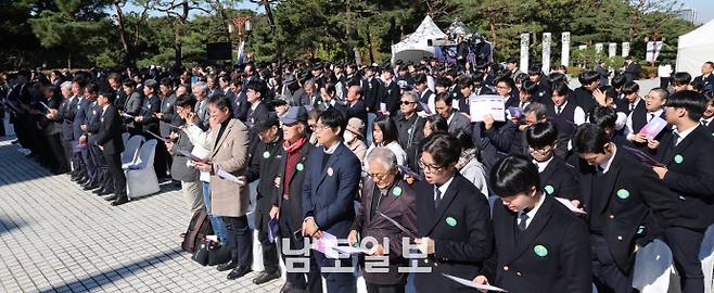 제96주년 학생독립운동 기념식지난 3일 광주 서구 화정동 학생독립운동기념탑에서 제96주년 학생독립운동 기념식이 열린 가운데 참석자들이 학생의 날 노래를 제창하고 있다. /임문철 기자 35mm@namdonews.com