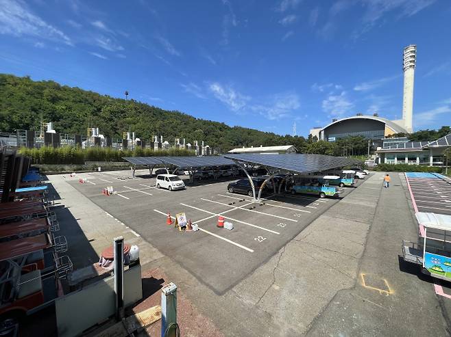 서울시가 광역자원회수시설(광역소각장) 후보지로 선정한 마포구 상암동 마포자원회수시설 옆 신규 부지의 2022년 1일 모습. 서울시는 2026년까지 현 운영중인 마포자원회수시설 옆 1천톤급 지하시설을 신규로 짓고 난 뒤 기존 시설을 2035년까지 철거하기로 했다. /뉴시스