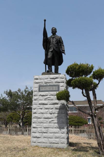 전남 장성군 삼서면 상무대 보병학교 입구에 세워진 의사 안중근 동상.