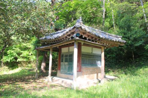 갑오동학란수성장졸순절비가 들어 있는 비각