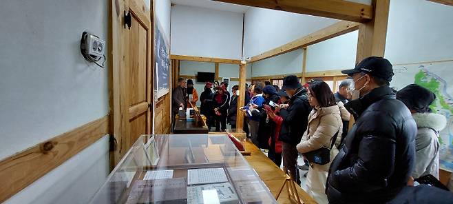 정병욱 가옥을 찾은 방문객들을 대상으로 윤동주의 조카인 윤인석 성균관대 명예교수가 정병욱 가옥에 대해 설명하고 있다.