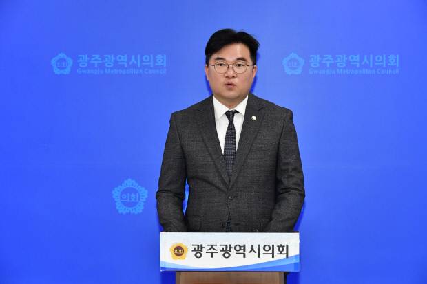 정준호 국회의원이 23일 광주시의회 브리핑룸에서 기자회견을 열고 ‘글로벌 AI 허브’ 유치를 촉구하고 나섰다.