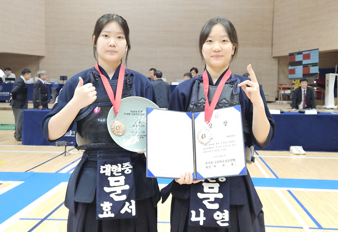대현중 문나연, 문효서 선수가 12~15일 전남 강진에서 열린 '제68회 춘계 전국 중고등학교 검도대회' 단체전에서 동메달을 차지하고 기념사진을 찍고있다. 울산교육청 제공