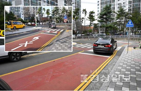 ▲ 울산 남구 야음동 대현더샵 아파트에서 동부 아파트로 들어가는 삼거리의 좌회전 금지(왼쪽 위 작은 사진)가 주민불편과 과태료 폭탄 민원이 이어지면서 결국 좌회전이 허용됐다. 도로 바닥의 좌회전 금지표시가 지워져 있다. 김동수기자 dskim@ksilbo.co.kr
