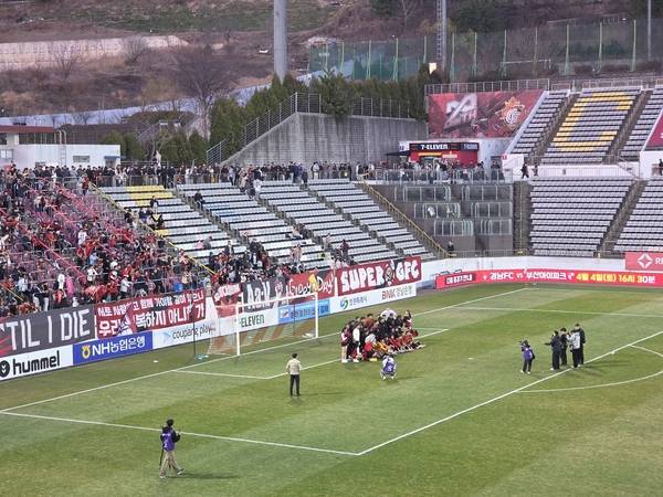 경남FC 선수단이 22일 창원축구센터에서 열린 김포FC와 승리한 뒤 기념 촬영을 하고 있다. /프로축구연맹