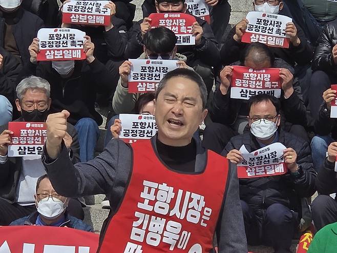 김병욱 전 국회의원이 컷오프의 부당성을 주장하며 공천 재심이 기각되면 당이랑 싸우겠다고 입장을 밝히고 있다.