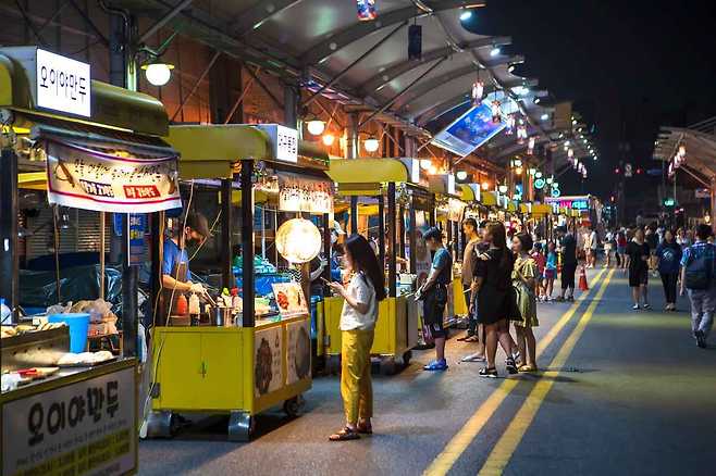 서문시장 야시장의 활기찬 모습_한국관광공사 제공