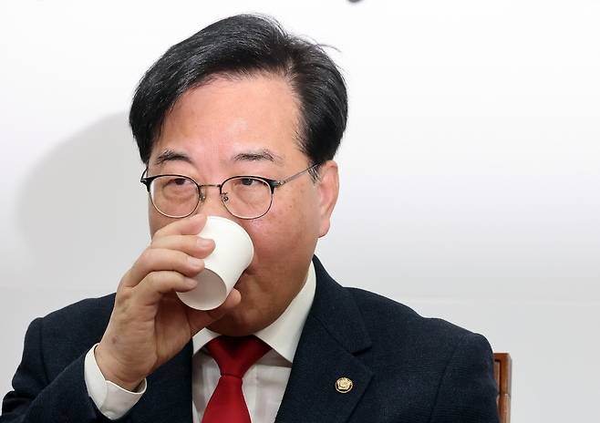 송언석 국민의힘 원내대표가 23일 국회에서 열린 최고위원회의에서 물을 마시고 있다. 연합뉴스