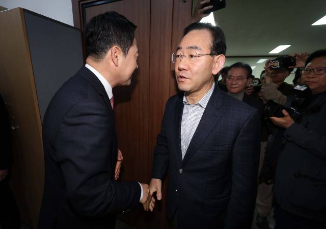 22일 오전 국민의힘 대구시당에서 열린 장동혁 대표와 지역 국회의원의 비공개 연석회의에서 주호영 의원이 장 대표와 악수를 하고 있다. 연합뉴스