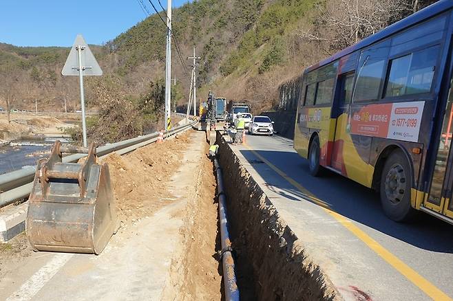 ▲ 예천군이 매설된 지 30년 이상 된 노후 상수관을 교체하는 장면, 예천군 제공