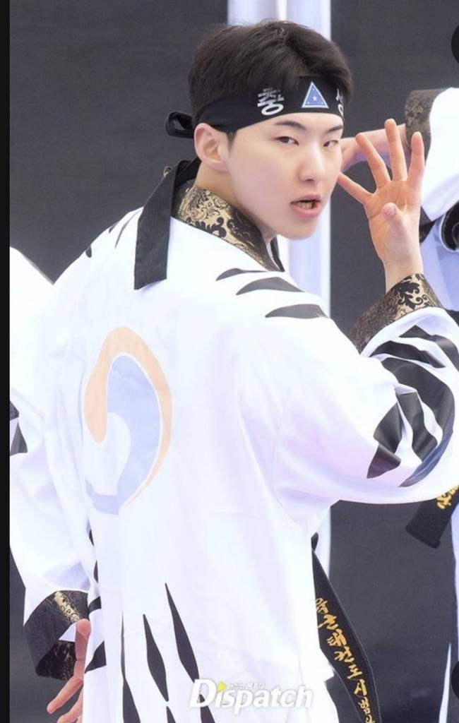 ▲ 육군태권단시범단 소속 세븐틴 호시가 태권도 시범을 보이고 있다. 영천시 제공