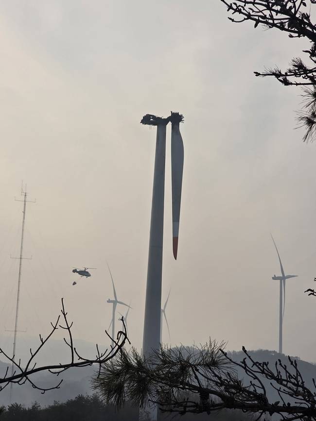 ▲ 오후 1시 11분께 영덕군 영덕읍 창포리 풍력발전단지 내 풍력발전기 19호기에서 화재가 나 발전기 날개(블레이드) 3개 가운데 2개가 지상으로 떨어진 모습. 독자 제공