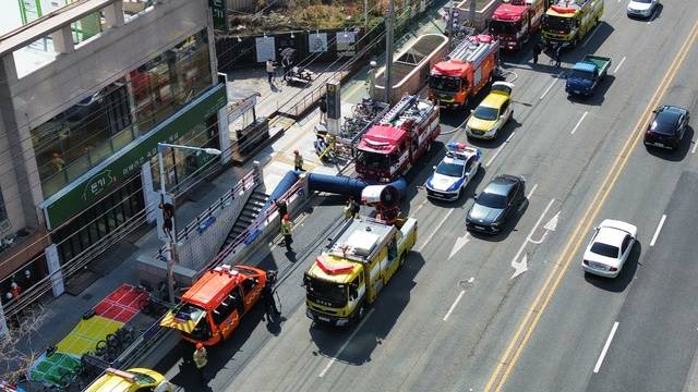 23일 대구 달서구 진천역 화재로 현장 출동한 소방당국이 역사 내부에 가득찬 연기를 밖으로 빼내는 작업을 하고 있다. 김진홍 기자